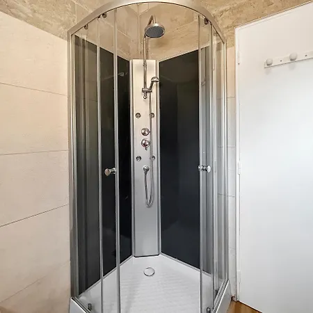 T2 Lumineux Avec Terrasse à Fréjus